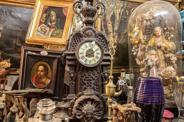 Il "piccolo mondo antico" degli antiquari baresi: �Tuteliamo le epoche perdute�
